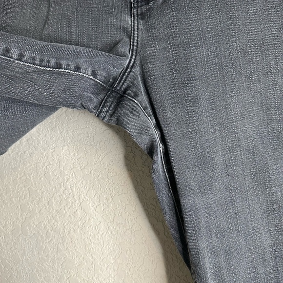 Ralph Lauren Jeans Classic Straight Women’s Size 16
Gray distressed Jeans - Picture 5 of 13